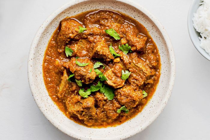 Lamb karahi pakistani curry curiouscuisiniere pieces coriander gravy ginger served naan